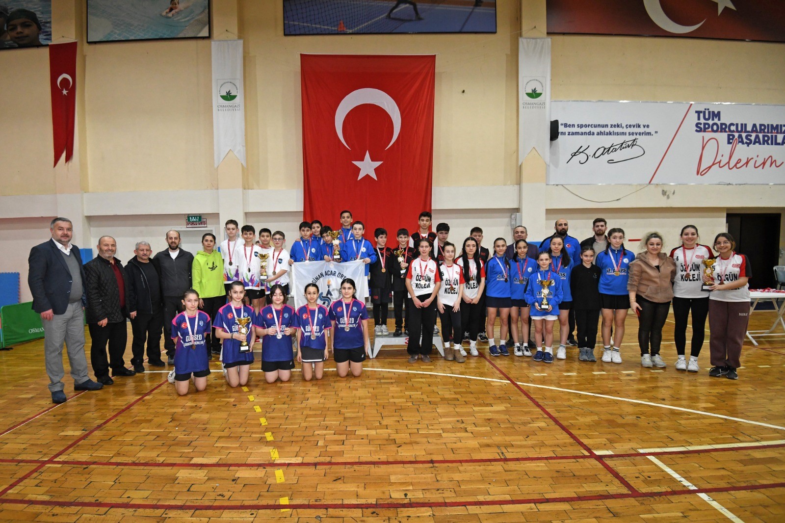 Osmangazi Belediyesi'nin ev sahipliğinde Dikkaldırım Spor Salonu'nda düzenlenen Badminton Yıldızlar