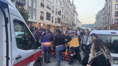 Bursa’nın Kestel ilçesinde yolun karşısına geçerken otomobilin çarptığı yaya yaralandı.