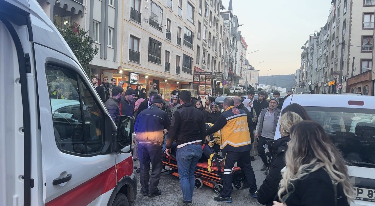 Bursa’nın Kestel ilçesinde yolun karşısına geçerken otomobilin çarptığı yaya yaralandı.