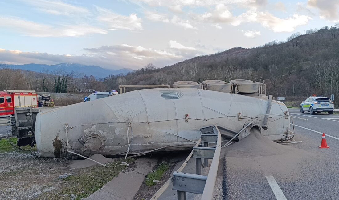  Bursa'nın İnegöl ilçesinde kontrolden çıkarak devrilen beton tankerinin sürücüsü, kaldırıldığı