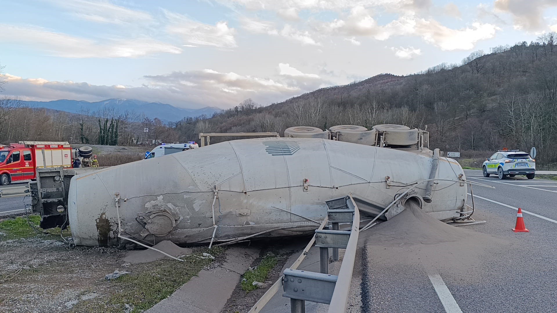  Bursa'nın İnegöl ilçesinde kontrolden çıkarak devrilen beton tankerinin sürücüsü, kaldırıldığı