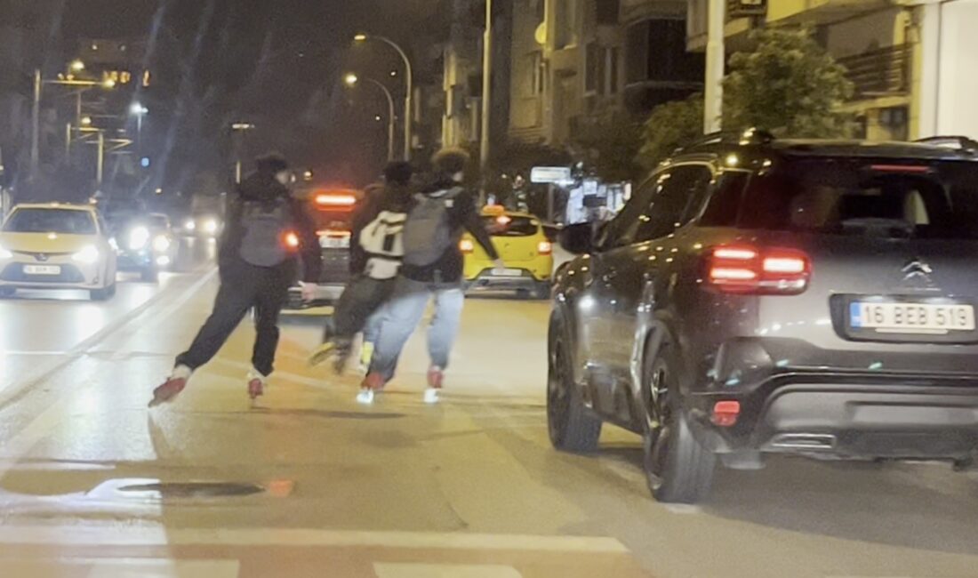 Bursa’nın Osmangazi ilçesinde, Altıparmak Caddesi üzerinde paten süren 5 genç,