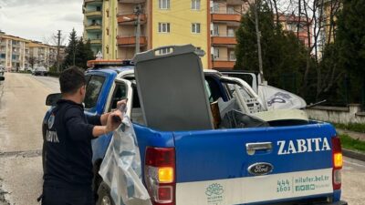 Nilüfer Belediyesi Zabıta Müdürlüğü ekipleri, kentin estetiğini bozan ve yaya