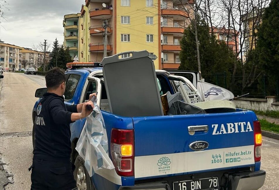 Nilüfer Belediyesi Zabıta Müdürlüğü ekipleri, kentin estetiğini bozan ve yaya
