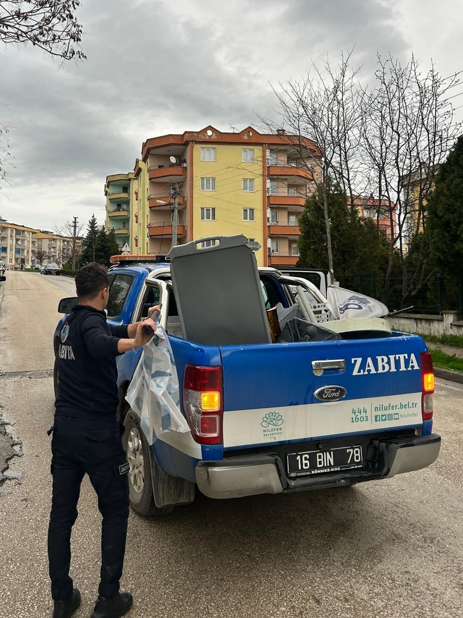 Nilüfer Belediyesi Zabıta Müdürlüğü ekipleri, kentin estetiğini bozan ve yaya
