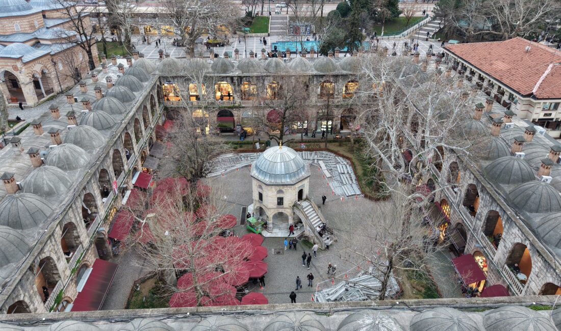 Bursa'nın tarihi simgelerinden Koza Han'da masa ve sandalyelerin kaldırılmasına ilişkin