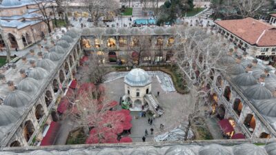 Bursa'nın tarihi simgelerinden Koza Han'da masa ve sandalyelerin kaldırılmasına ilişkin