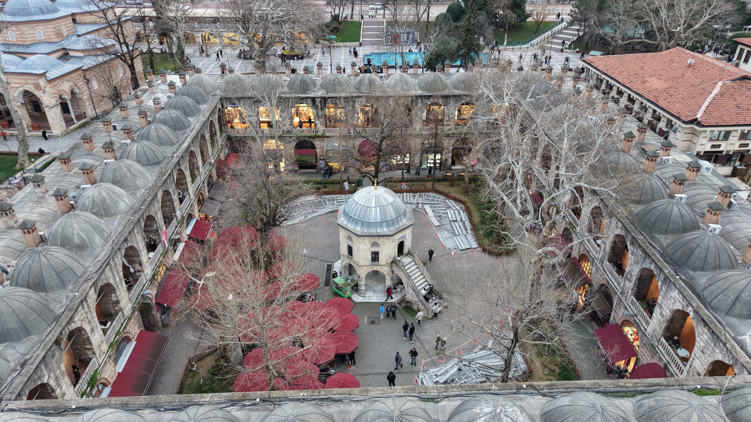 Bursa'nın tarihi simgelerinden Koza Han'da masa ve sandalyelerin kaldırılmasına ilişkin