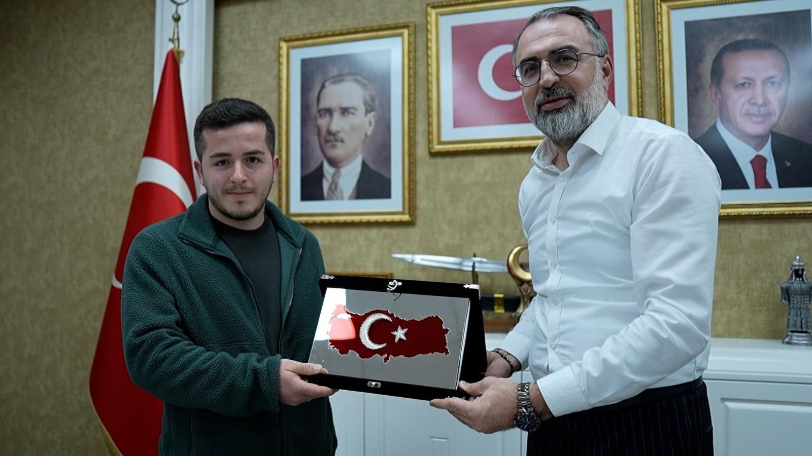 Bursa'nın Kestüel ilçesinde teslim ettiği kargonun içinde Türk bayrağı olduğunu