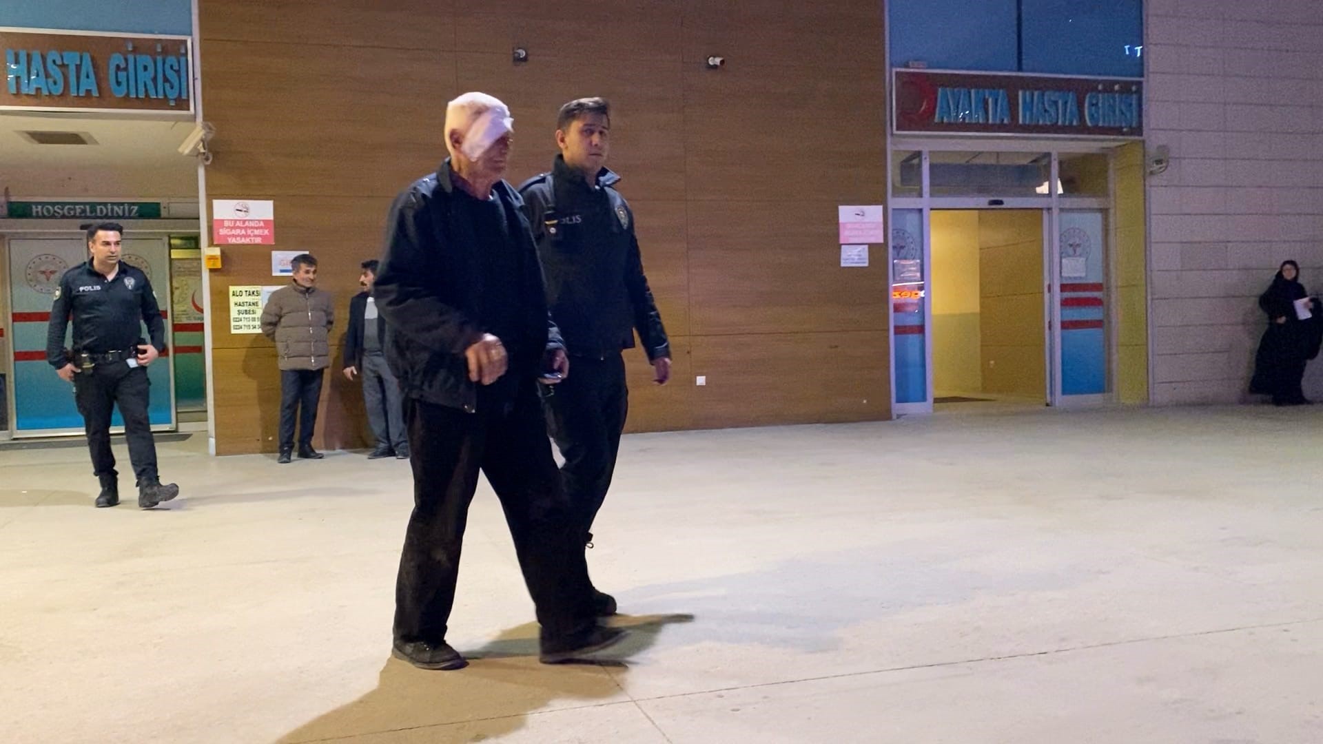  Bursa'nın İnegöl ilçesinde meydana gelen kazada kontrolden çıkarak devrilen bisikletin