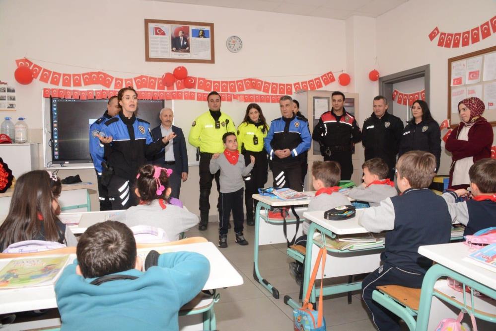 Bursa’da ilkokul öğrencilerinin yazdığı mektup üzerine okulu ziyaret eden polis