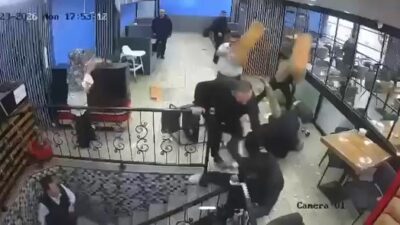 Kafede çıkan tartışma kısa sürede kavgaya dönüştü. Sandalye ve masaların