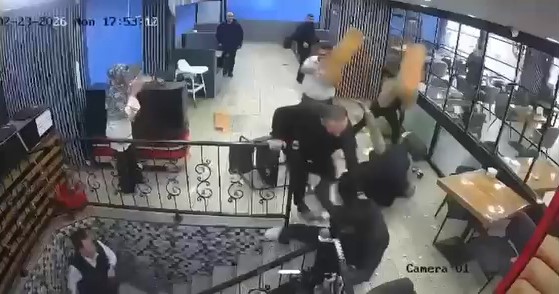 Kafede çıkan tartışma kısa sürede kavgaya dönüştü. Sandalye ve masaların