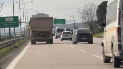 Yasak olmasına rağmen sol şeride giren hafriyat kamyonu hızla ilerledi.