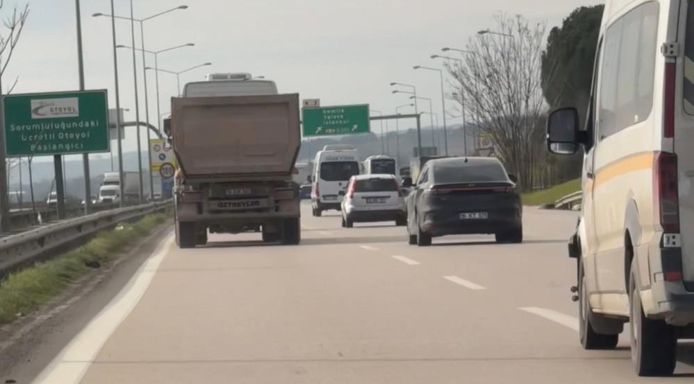 Yasak olmasına rağmen sol şeride giren hafriyat kamyonu hızla ilerledi.