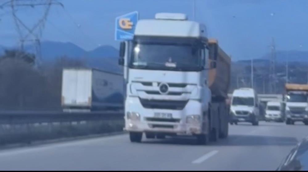 Hafriyat kamyonu trafikte tehlike saçtı 1 Bursam Medya -