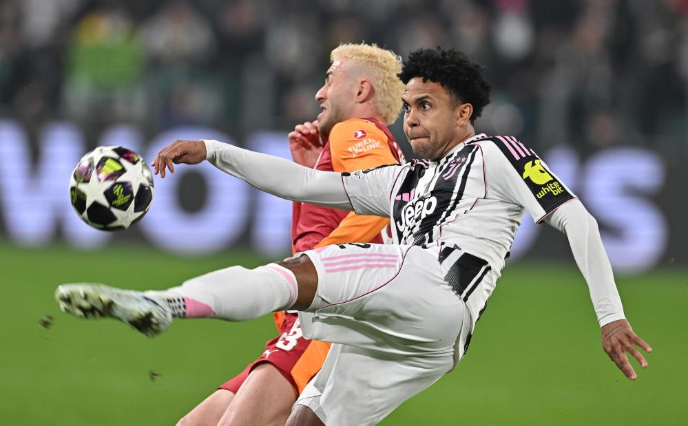 Juventus deplasmanında 3-0 geriye düşen Galatasaray, uzatmalarda bulduğu gollerle maçı