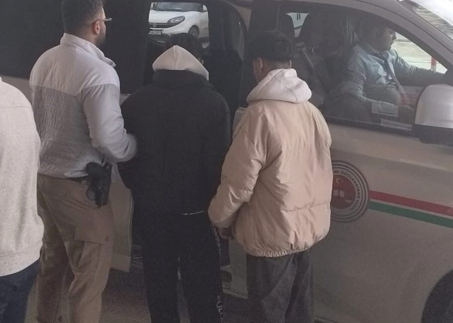 Narkotik ekiplerinin takibi sonucu 2 şüpheli yakalandı. Üzerlerinden 200 gram