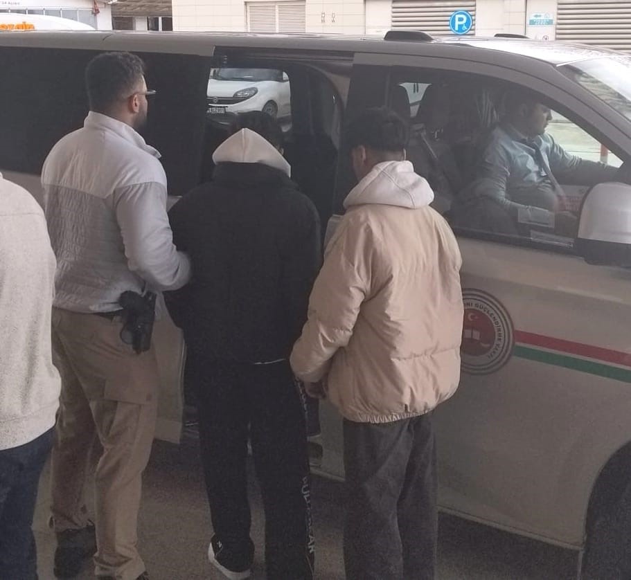 Narkotik ekiplerinin takibi sonucu 2 şüpheli yakalandı. Üzerlerinden 200 gram