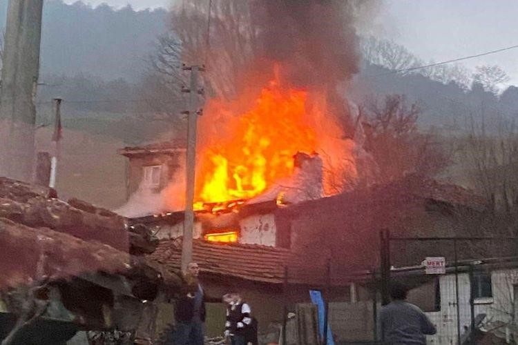 Orhaneli’de sabah saatlerinde çıkan ve sobadan kaynaklandığı değerlendirilen yangında 75