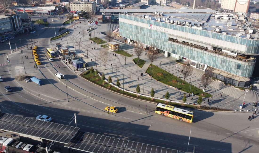 Osmangazi’de kaldırımda yürüyen çocukların üzerine aracını süren sürücü polis ekiplerince