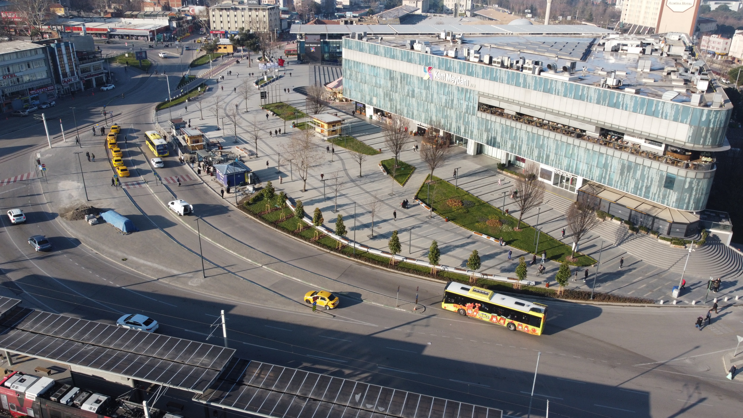 Osmangazi’de kaldırımda yürüyen çocukların üzerine aracını süren sürücü polis ekiplerince