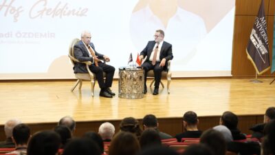 Mudanya Üniversitesi’nde düzenlenen “Tecrübe Konuşuyor” etkinliğinde Nilüfer Belediye Başkanı Şadi