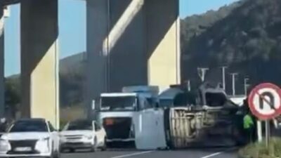 Direksiyon hakimiyetini kaybeden sürücünün kullandığı minibüs orta refüje çarpıp yan