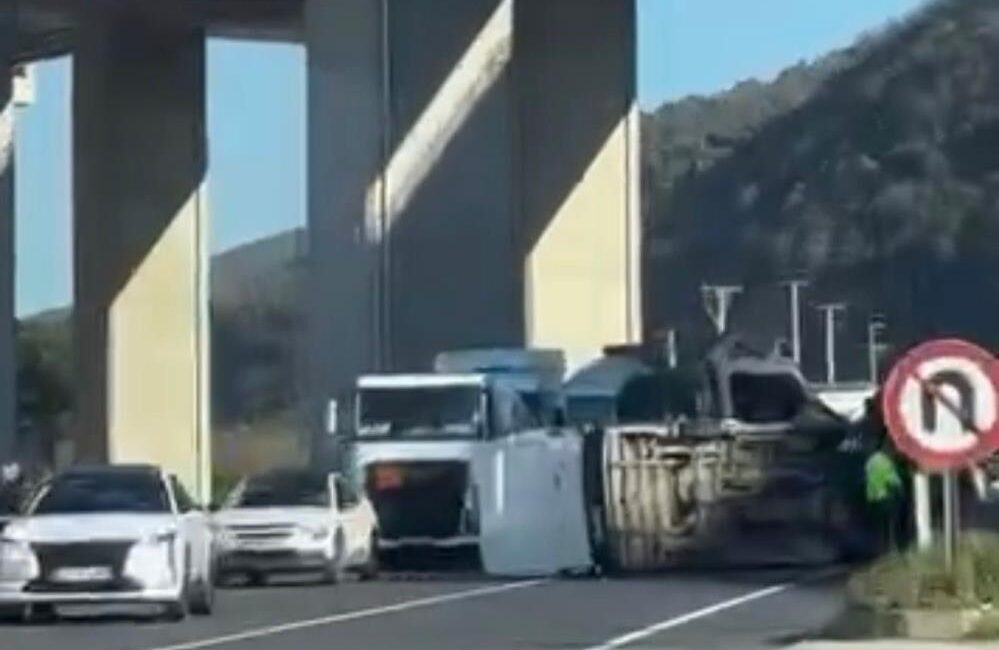 Direksiyon hakimiyetini kaybeden sürücünün kullandığı minibüs orta refüje çarpıp yan