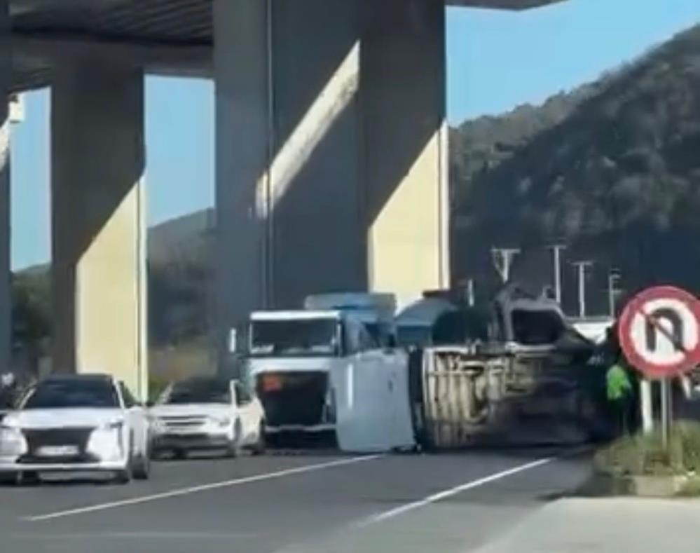 Direksiyon hakimiyetini kaybeden sürücünün kullandığı minibüs orta refüje çarpıp yan