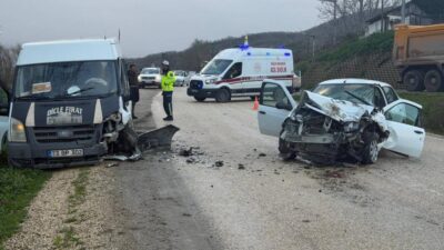 Mustafakemalpaşa’da otomobil ile minibüsün çarpıştığı kazada 3 kişi hafif yaralandı.