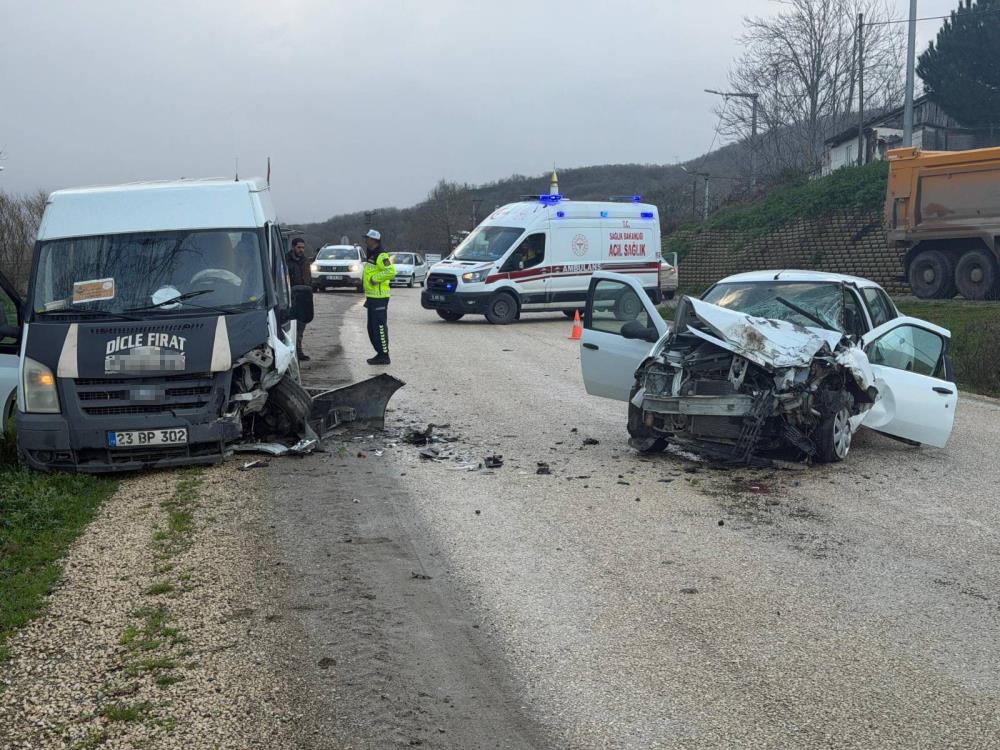 Mustafakemalpaşa’da otomobil ile minibüsün çarpıştığı kazada 3 kişi hafif yaralandı.