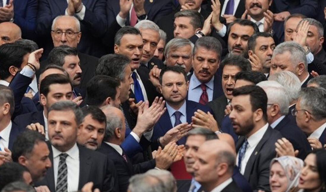 Yeni bakanların yemin töreni öncesinde Meclis’te gerginlik yaşandı.