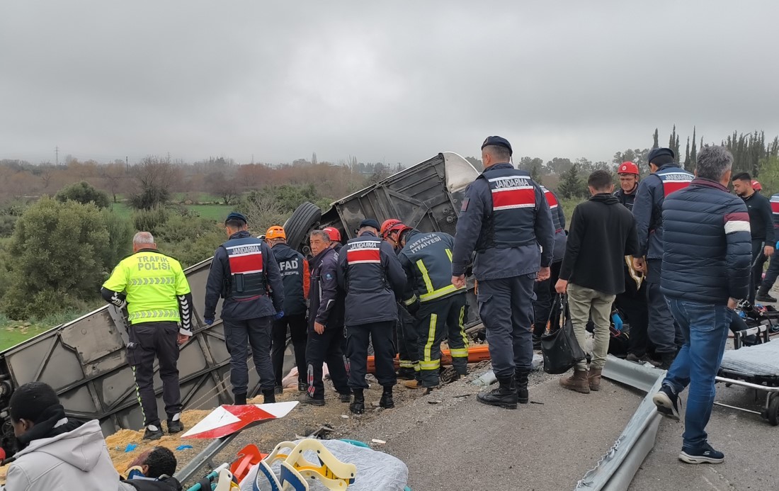 Antalya'da yolcu otobüsünün kontrolden çıkarak devrilmesi sonucu meydana gelen trafik
