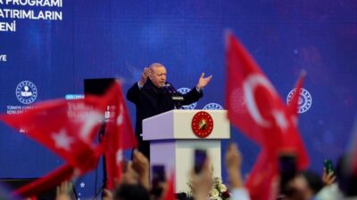 Cumhurbaşkanı Recep Tayyip Erdoğan, deprem bölgesinde yaptığı konuşmada muhalefeti eleştirdi.