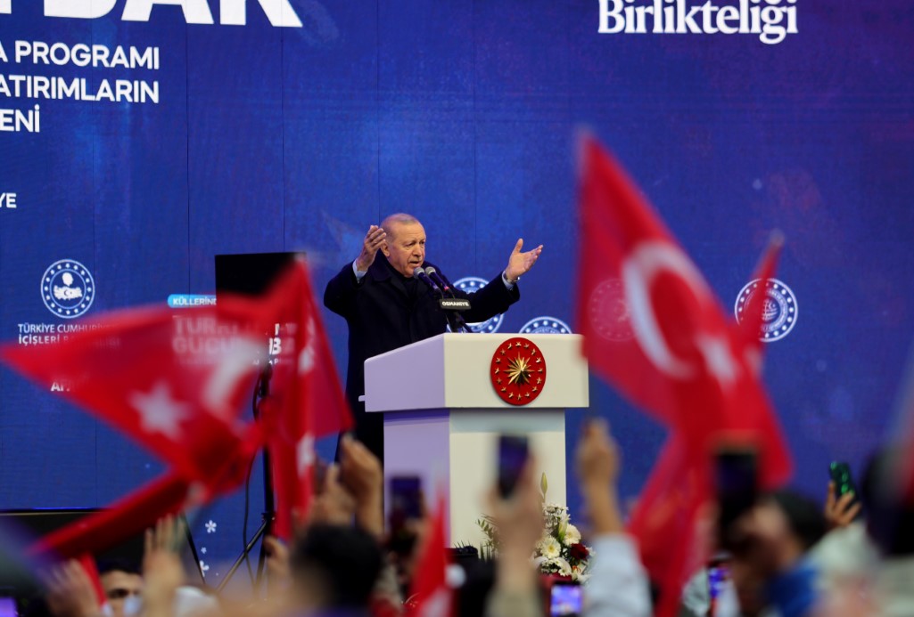 Cumhurbaşkanı Recep Tayyip Erdoğan, deprem bölgesinde yaptığı konuşmada muhalefeti eleştirdi.