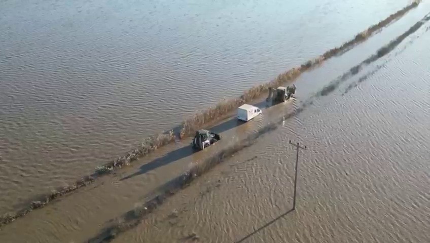 Karacabey’de eriyen kar sularının dereyi taşırması sonucu yol sular altında