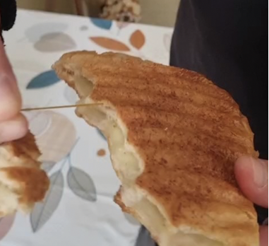 Sahur hazırlığı sırasında aldığı ekmeği kesen bir vatandaş, beklenmedik bir