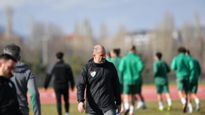 TFF 2. Lig Kırmızı Grup'ta liderliğini sürdüren Bursaspor, 23. hafta