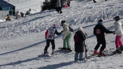 Uludağ’da kar kalınlığı 145 santimetreye ulaştı. Yoğun kar yağışı kış