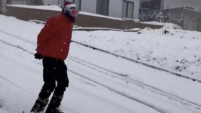 Yıldırım’da yağan karı fırsata çeviren bir vatandaş, şehir merkezinde kayak