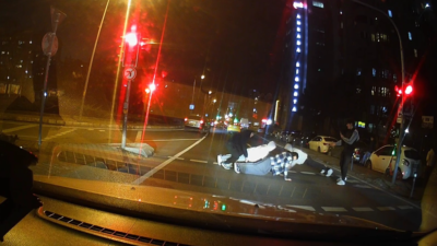 Kırmızı ışıkta yaya geçidine çıkan bir grup genç, yol ortasında