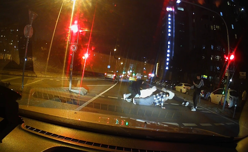 Kırmızı ışıkta yaya geçidine çıkan bir grup genç, yol ortasında