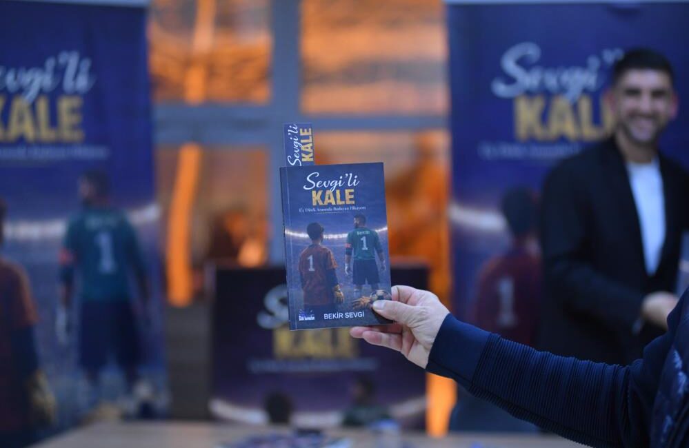 İnegölspor kalecisi Bekir Sevgi, 27 yıllık futbol kariyerini anlattığı kitabının