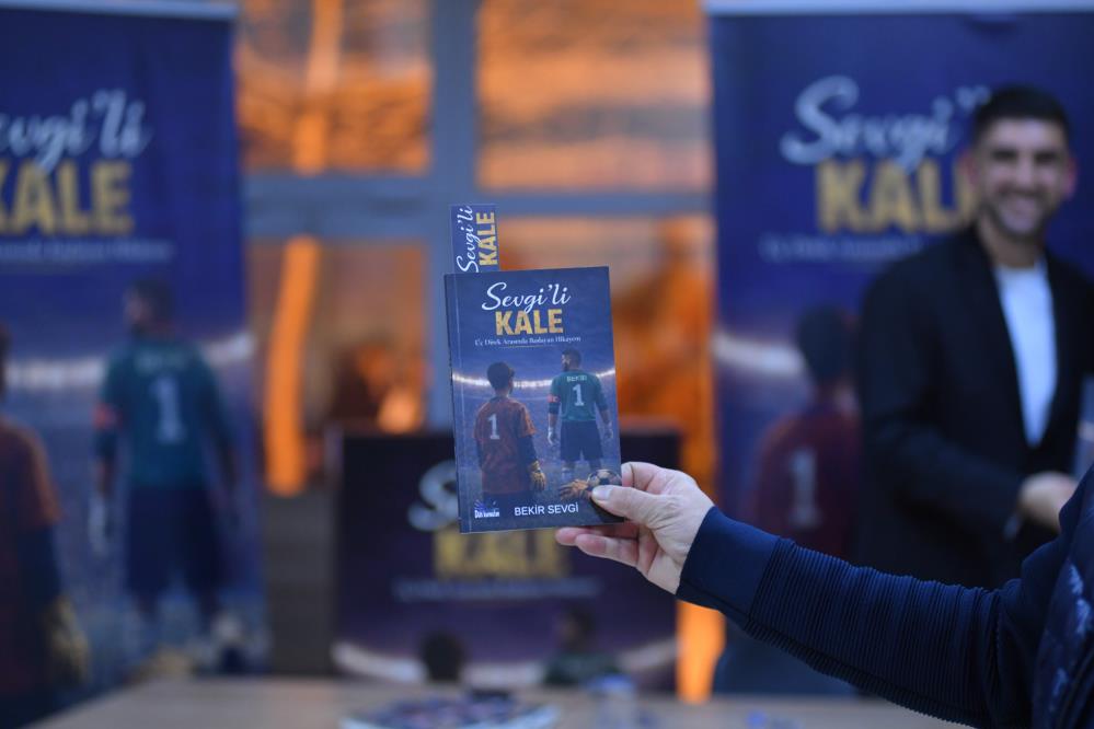 İnegölspor kalecisi Bekir Sevgi, 27 yıllık futbol kariyerini anlattığı kitabının