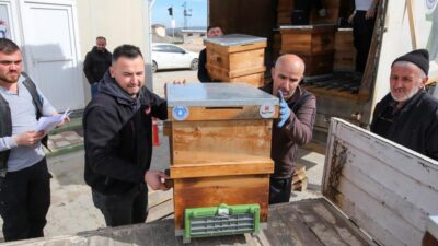 Büyükşehir Belediyesi, Mustafakemalpaşa’da 46 arıcıya 230 kovan desteği verdi. İl