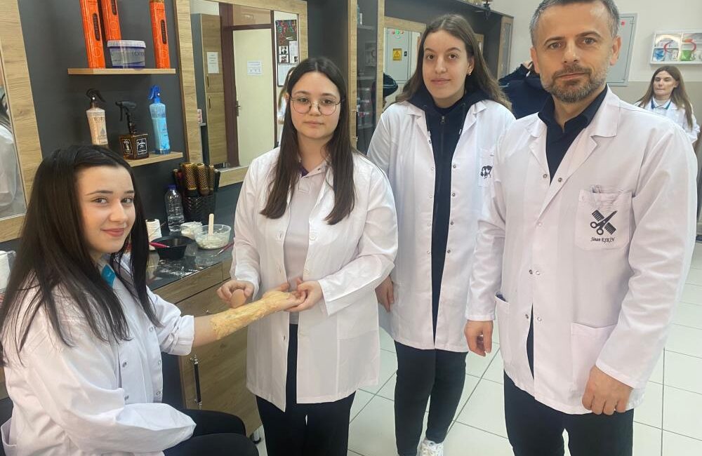 Bursa’da meslek lisesi öğrencileri, gerçek müşteriye geçmeden önce köpüklü balonu