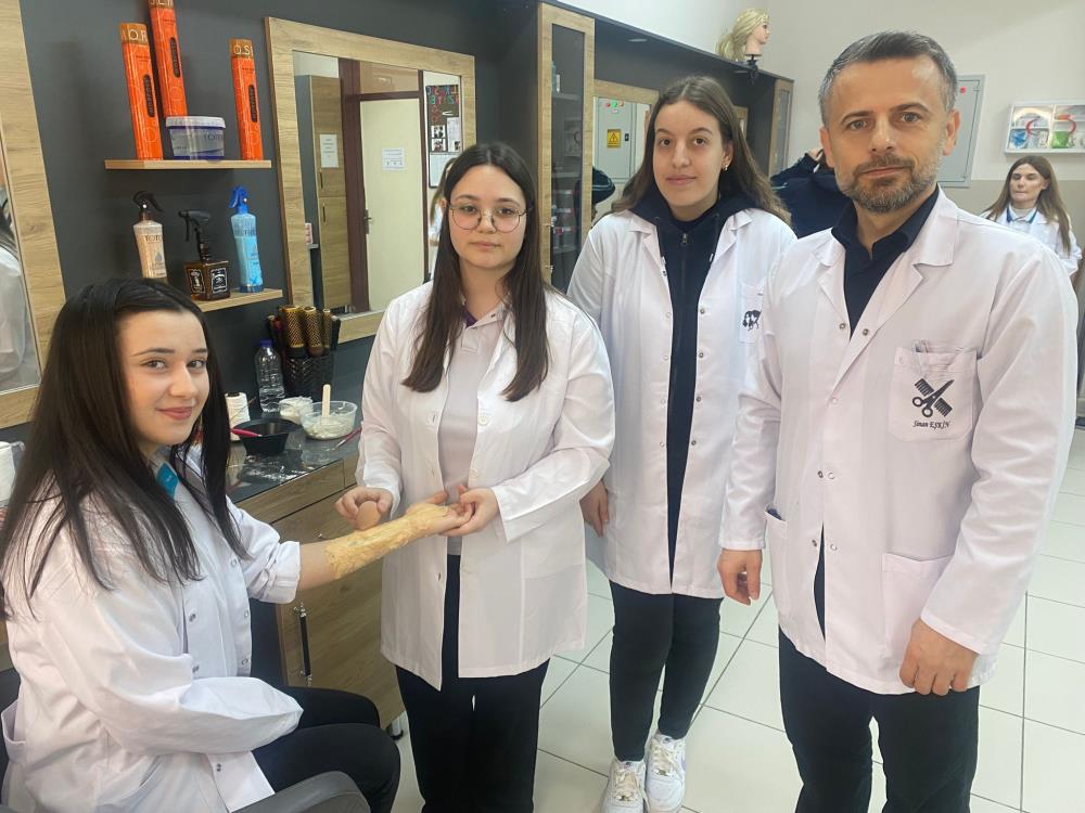 Bursa’da meslek lisesi öğrencileri, gerçek müşteriye geçmeden önce köpüklü balonu