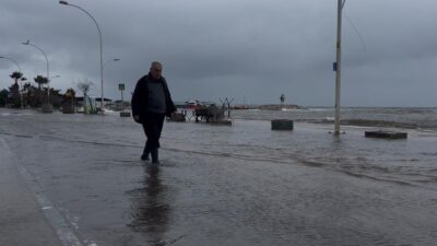 Gemlik Kurşunlu’da fırtına nedeniyle deniz taştı, sahil yolu kapandı. Muhtarın