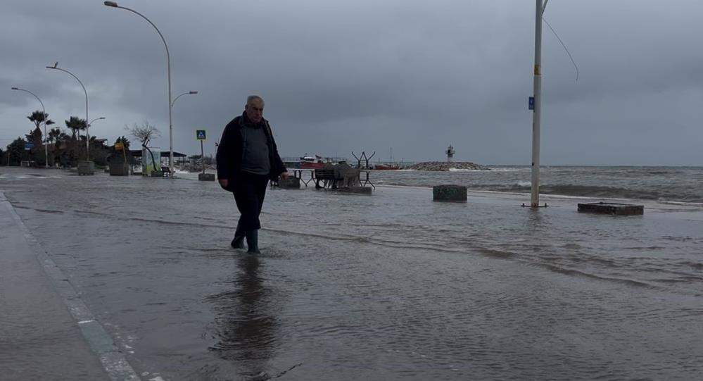 Gemlik Kurşunlu’da fırtına nedeniyle deniz taştı, sahil yolu kapandı. Muhtarın